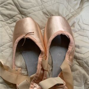 Suffolk Sheffield Pointe Shoes - Lightly used